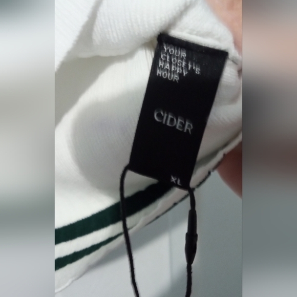 Cider Green and White Crop Top Sporty V-Neck - Picture 3 of 4